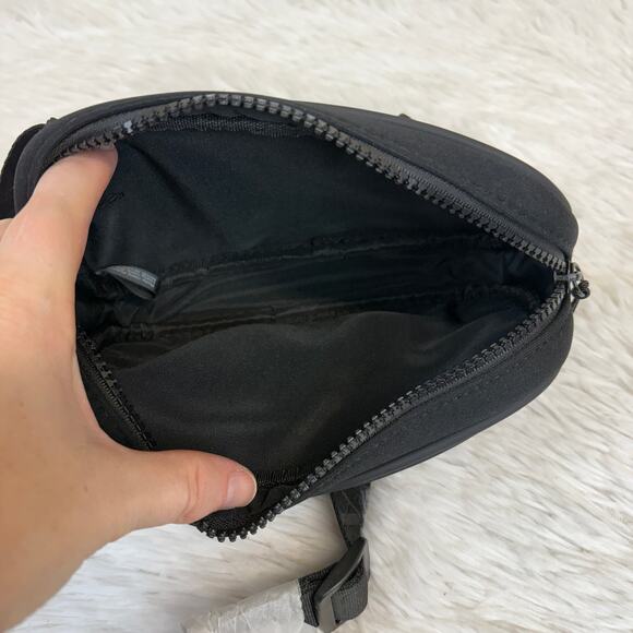 NWT Lolavie Black Belt Bag Fanny Pack Adjustable Strap Zip Closure - Picture 5 of 5
